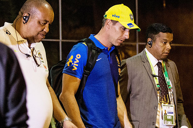 O goleiro Fernando Prass deixa o hotel da seleo brasileira olmpica, em Goinia