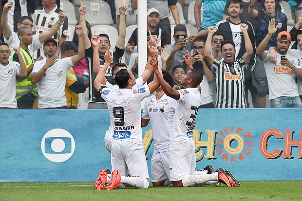 Jogadores do Santos comemoram gol sobre o Cruzeiro