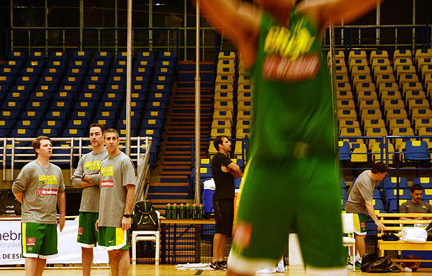 Os assistentes tcnicos da seleo brasileira de basquete conversam durante treino em So Paulo