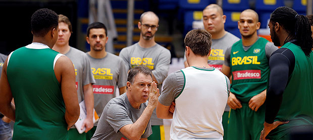 O tcnico da seleo de basquete, Rubn Magnano, conversa com os atletas durante treino em So Paulo