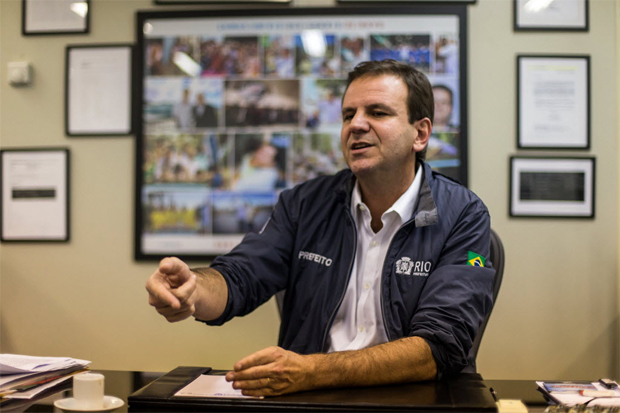 O prefeito do Rio, Eduardo Paes, durante entrevista em seu escritório 