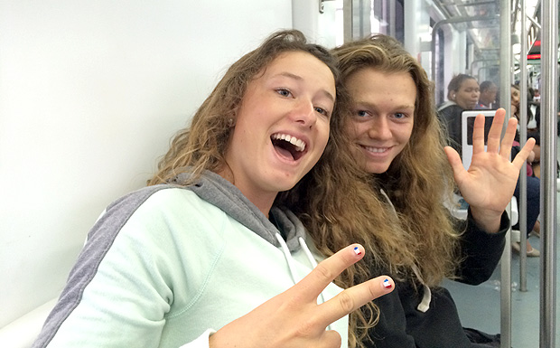 as voluntárias Camille Prigent, 18, e Amárie Hilgertová, 18, viajaram no trem que faz a conexão entre o complexo olímpico de Deodoro e a Central do Brasil, no Rio.
