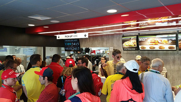 Atletas e outros participantes dos Jogos frequentam o McDonald's da Vila Olímpica