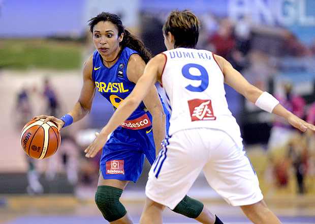 A brasileira Iziane, do basquete, em amistoso contra a Frana realizado no dia 3 de julho