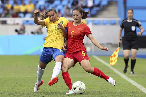 Marta na primeira partida pelos jogos da Rio-2016, contra a China