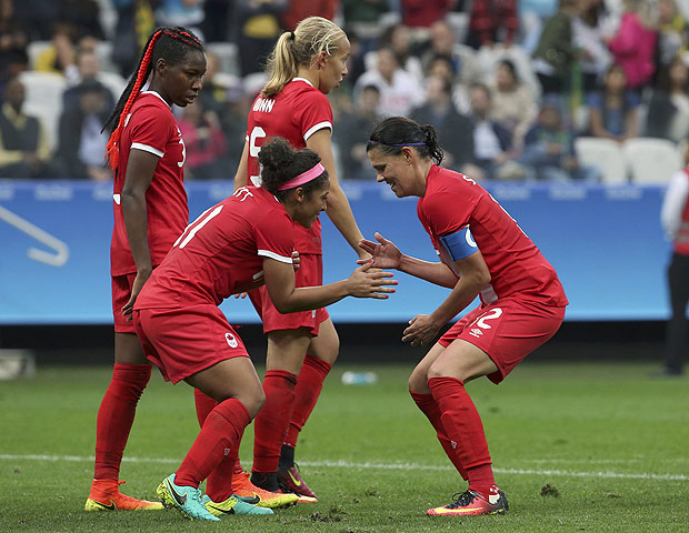 2016 Rio Olympics - Soccer - Preliminary - Women's First Round - Group F Canada v Australia - Corinthians Arena - Sao Paulo, Brazil - 03/08/2016. Christine Sinclair (CAN) of Canada and Desiree Scott (CAN) of Canada celebrate victory. REUTERS/Paulo Whitaker FOR EDITORIAL USE ONLY. NOT FOR SALE FOR MARKETING OR ADVERTISING CAMPAIGNS. ORG XMIT: RSS31
