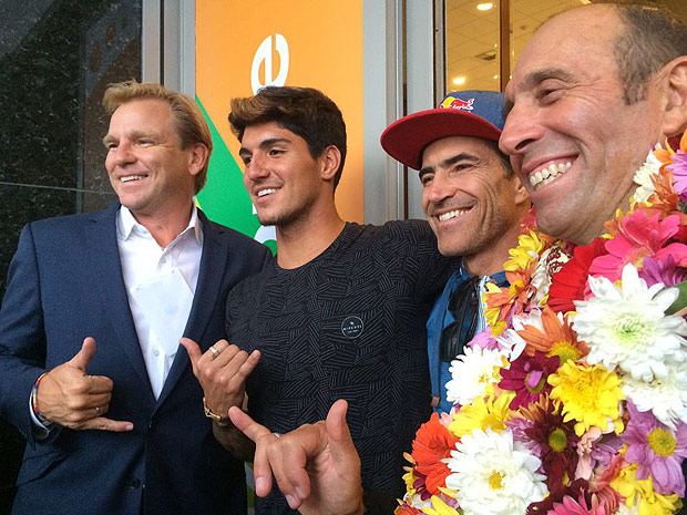 Gabriel Medina e Sandro Dias comemoram a inclusão do surfe e do skate nos Jogos Olímpicos Rio-2016