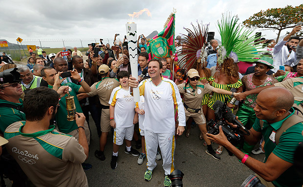 O prefeito do Rio, Eduardo Paes, durante revezamento da tocha olmpica antes do incio da Rio-2016