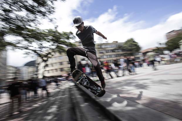 (160621) -- BOGOTA, junio 21, 2016 (Xinhua) -- Un residente realiza un truco durante la celebración del Día Mundial del Skate, en la ciudad de Bogotá, capital de Colombia, el 21 de junio de 2016. El Día Mundial del Skate se celebra el 21 de junio cada año con el objetivo de estimular a los skaters o patinadores de todo el mundo a compartir la afición por este deporte. (Xinhua/Jhon Paz) (jhp) (jg) (ah)