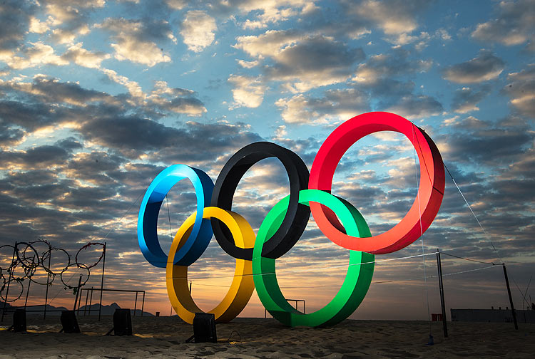 Arcos Olímpicos durante o amanhecer na praia de Copacabana
