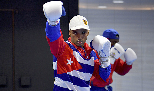 O boxeador cubano Roniel Iglesias durante treino para a Rio-16