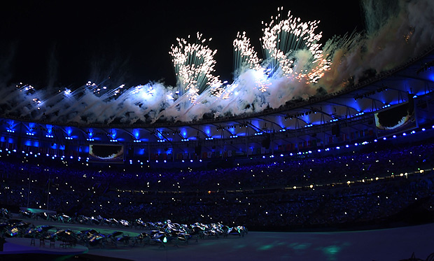 (160805) -- RIO DE JANEIRO, agosto 5, 2016 (Xinhua) -- Fuegos artificiales muestran las letras de "Ro" durante la ceremonia de inauguracin de los Juegos Olmpicos de Ro de Janeiro 2016, en Ro de Janeiro, Brasil, el 5 de agosto de 2016. Los Juegos Olmpicos de Ro de Janeiro 2016 se llevan a cabo del 5 al 21 de agosto. (Xinhua/Lui Siu Wai) (fnc) (dp)