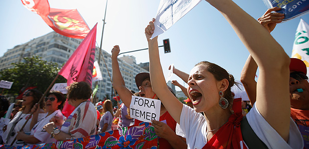 RIO DE JANEIRO, RJ, 05-08-2016 - Manifestantes durante protesto em Copacabana, contra a Olimpiada 2016 no Rio. ( Foto: Marlene Bergamo/Folhapress, ESPORTE)