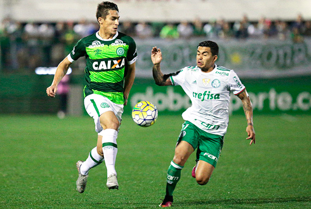 Dudu, do Palmeiras, e Gimenez, da Chapecoense, disputam a bola. Time alviverde empatou de pnalti no final