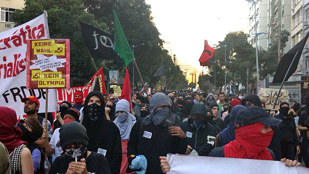 Protesto na Praa da saens pena: A dois quilmetros do estdio do Maracan, cerca de cem manifestantes, entre eles mascarados, protestam contra a realizao das Olimpadas do Rio. A manifestao comeou na Praa Saens Pea, na Tijuca e seguiu pela rua Conde de Bonfim rumo s proximidades do estdio, que recebe a cerimnia de abertura dos Jogos.