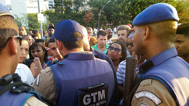 Pessoas se aglomeram no acesso ao metr Maracan