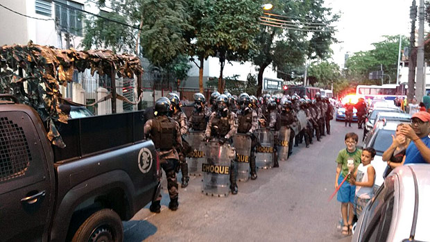 Os manifestantes esto cercados por policiais na Praa Afonso Pena e impedidos de avanar pela rua Campos Sales. A cavalaria est atrs do grupo. Na frente tem um cordo de PMs