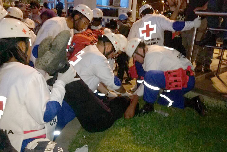 Mulher desmaiada atendida pela Cruz Vermelha