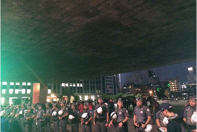Policiais militares se concentram no vo do Masp, em So Paulo 