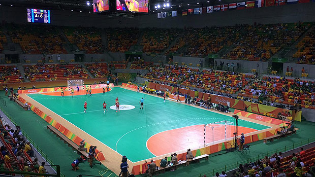 Partida de handebol entre Brasil e Noruega na Arena do Futuro