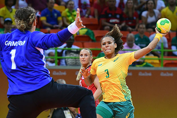 Brazil's right wing Alexandra Priscila do Nascimento (R) shoots past Norway's goalkeeper Kari Aalvik Grimsbo during the women's preliminaries Group A handball match Norway vs Brazil for the Rio 2016 Olympics Games at the Future Arena in Rio on August 6, 2016. / AFP PHOTO / FRANCK FIFE