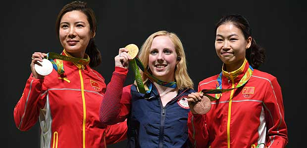 A americana Virginia Thrasher (centro), primeira medalhista de ouro da Rio-2016, no pdio com Du Li (esq.) e Yi Siling
