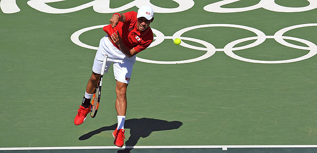 O tenista japons Kei Nishikori saca contra o espanhol Albert Ramos-Vinolas, na Rio-2016