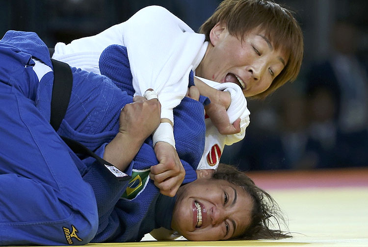 2016 Rio Olympics - Judo - Women -48 kg Repechage Contests - Carioca Arena 2 - Rio de Janeiro, Brazil - 06/08/2016. Urantsetseg Munkhbat (MGL) of Mongolia and Sarah Menezes (BRA) of Brazil compete. REUTERS/Toru Hanai FOR EDITORIAL USE ONLY. NOT FOR SALE FOR MARKETING OR ADVERTISING CAMPAIGNS. ORG XMIT: ALP55