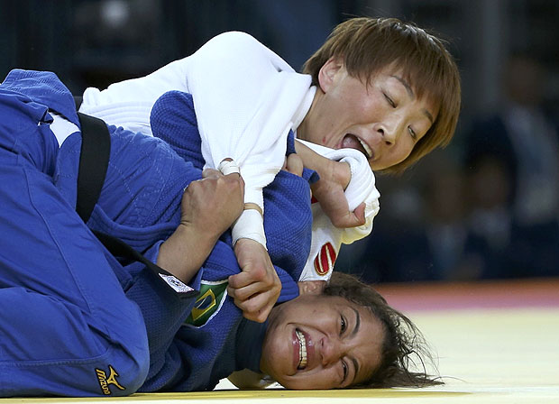 2016 Rio Olympics - Judo - Women -48 kg Repechage Contests - Carioca Arena 2 - Rio de Janeiro, Brazil - 06/08/2016. Urantsetseg Munkhbat (MGL) of Mongolia and Sarah Menezes (BRA) of Brazil compete. REUTERS/Toru Hanai FOR EDITORIAL USE ONLY. NOT FOR SALE FOR MARKETING OR ADVERTISING CAMPAIGNS. ORG XMIT: ALP55