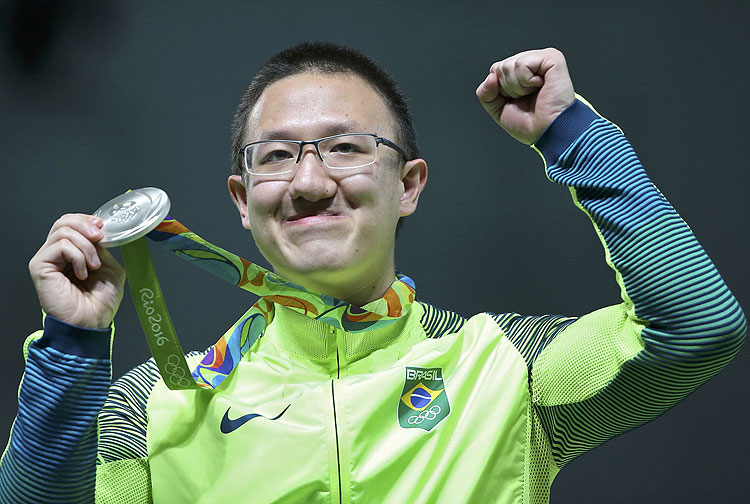 2016 Rio Olympics - Shooting - Victory Ceremony - Men's 10m Air Pistol Victory Ceremony - Olympic Shooting Centre - Rio de Janeiro, Brazil - 06/08/2016. Felipe Wu (BRA) of Brazil shows his silver medal. REUTERS/Edgard Garrido FOR EDITORIAL USE ONLY. NOT FOR SALE FOR MARKETING OR ADVERTISING CAMPAIGNS. ORG XMIT: DEL112