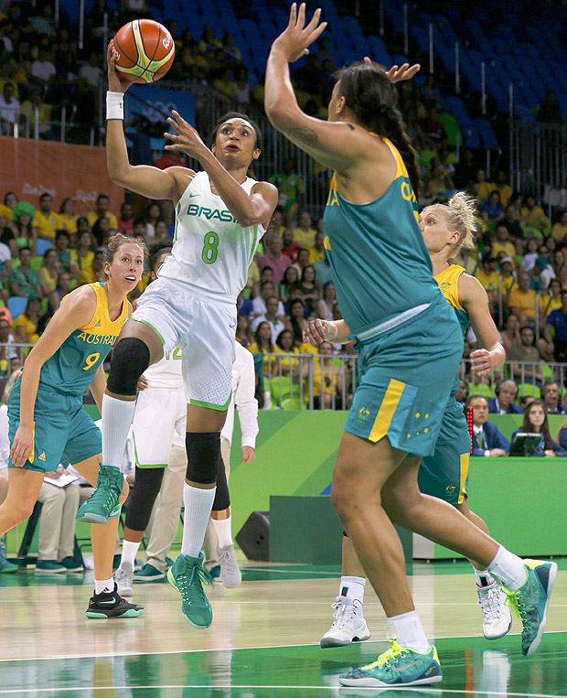 2016 Rio Olympics - Basketball - Preliminary - Women's Preliminary Round Group A Brazil v Australia - Youth Arena - Rio de Janeiro, Brazil - 06/08/2016. Iziane (BRA) of Brazil (L) and Elizabeth Cambage (AUS) of Australia compete. REUTERS/Sergio Moraes FOR EDITORIAL USE ONLY. NOT FOR SALE FOR MARKETING OR ADVERTISING CAMPAIGNS. ORG XMIT: OLYHB74