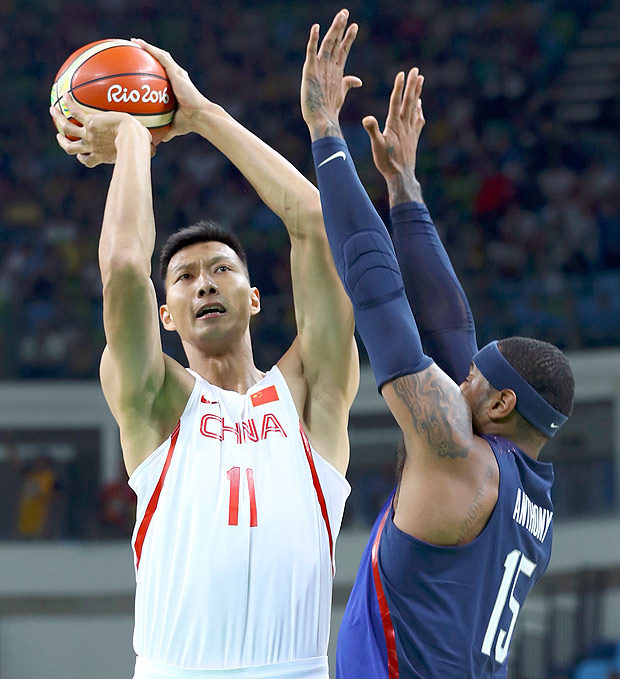 Yi Jianlian, da China, e Carmelo Anthony, dos EUA, se enfrentam em lance da partida; americano, jogador do Chicago Bulls vai em busca do terceiro ouro olmpico da carreira