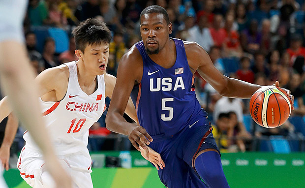 O chins Zhou Peng tenta marcar Kevin Durant, principal nome dos Estados Unidos. Durant  o cestinha da partida, com 17 pontos at agora