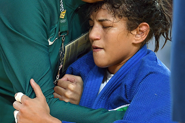 Brazil's Sarah Menezes reacts after loosing the women's -48kg judo contest repechage match against Mongolia's Urantsetseg Munkhbat during the Rio 2016 Olympic Games in Rio de Janeiro on August 6, 2016. / AFP PHOTO / Toshifumi KITAMURA