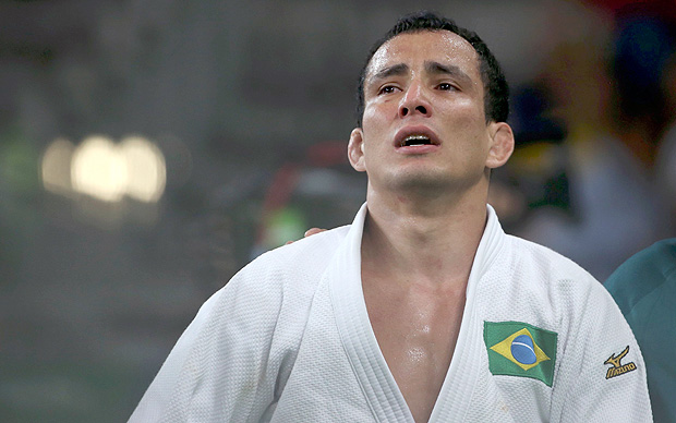Felipe Kitadai, favorito ao ouro no jud, chora depois de ser eliminado na repescagem