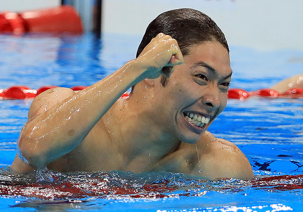2016 Rio Olympics - Swimming - Final - Men's 400m Individual Medley Final - Olympic Aquatics Stadium - Rio de Janeiro, Brazil - 06/08/2016. Kosuke Hagino (JPN) of Japan celebrates winning the gold medal. REUTERS/Dominic Ebenbichler FOR EDITORIAL USE ONLY. NOT FOR SALE FOR MARKETING OR ADVERTISING CAMPAIGNS. ORG XMIT: OLYVP114