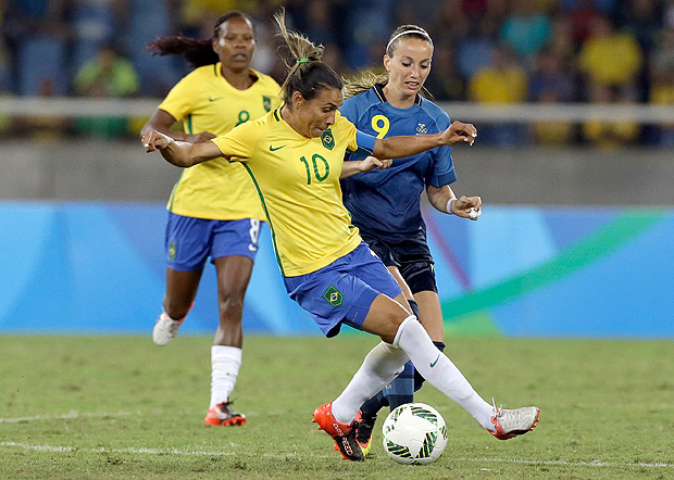 Brazil's Marta, center, dribbles past Sweden's Kosovare Asllani during a group E match of the women's Olympic football tournament between Sweden and Brazil at the Rio Olympic Stadium in Rio De Janeiro, Brazil, Saturday, Aug. 6, 2016. (AP Photo/Leo Correa) ORG XMIT: XLC131
