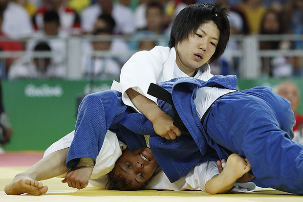 Nakamura, de branco, vai enfrentar rika Miranda pelo bronze na categoria at 52 kg. Na imagem, ela enfrenta e vence a russa Natalia Kuziutina pelas quartas de final do torneio olmpico