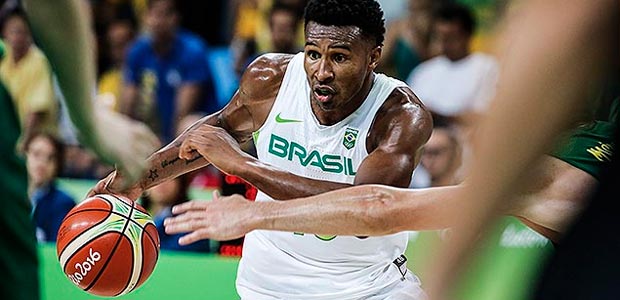 Leandrinho, do Brasil, tenta jogada de ataque diante da Litunia, estreia do basquete brasileiro nos Jogos do Rio, neste domingo