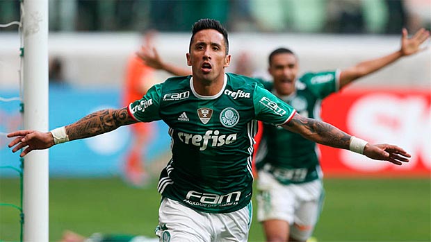 Lucas Barrios comemora gol em cima do Vitria