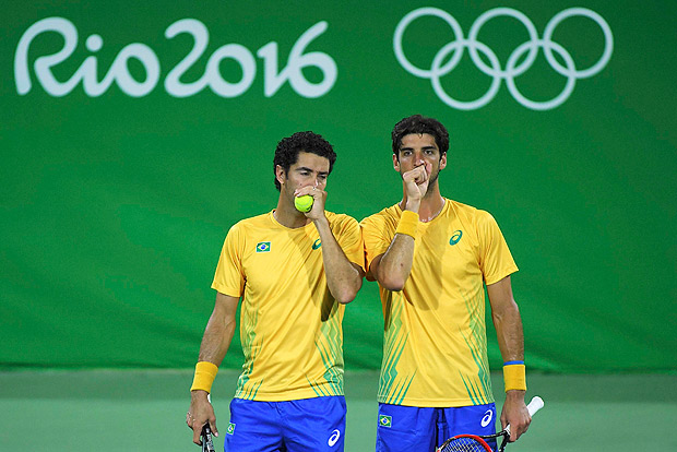 2016 Rio Olympics - Tennis - Preliminary - Men's Doubles First Round - Olympic Tennis Centre - Rio de Janeiro, Brazil - 07/08/2016. Thomaz Bellucci (BRA) of Brazil and Andre Sa (BRA) of Brazil are seen during their match against Andy Murray (GBR) of United Kingdom and Jamie Murray (GBR) of United Kingdom. REUTERS/Toby Melville FOR EDITORIAL USE ONLY. NOT FOR SALE FOR MARKETING OR ADVERTISING CAMPAIGNS. ORG XMIT: OLYN776