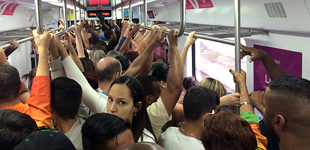 Passageiros dentro de trem que liga estações Central do Brasil e Magalhães Bastos, usado para chegar a Deodoro