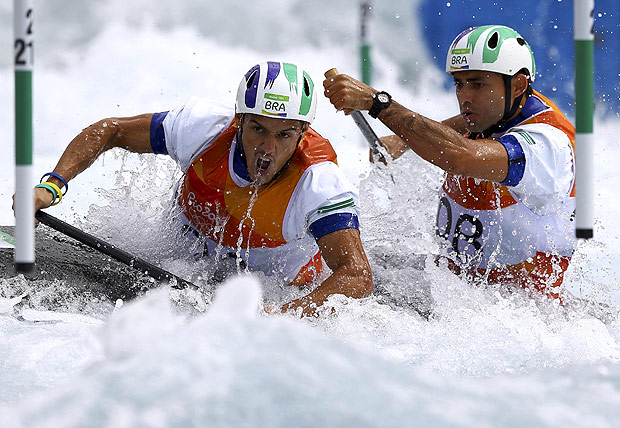 Os brasileiros Charles Correa (esq.) e Anderson Oliveira, durante prova de canoagem slalom na Rio-2016