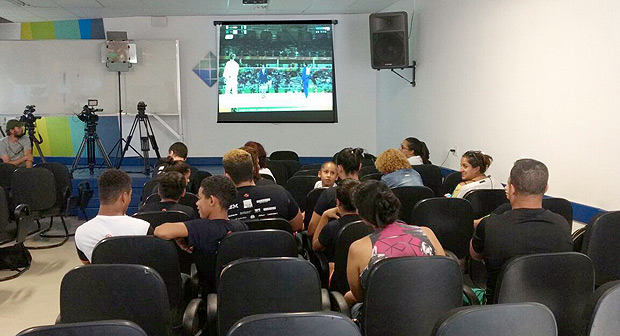 Familiares de Rafaela Silva se reunem para assistir a luta