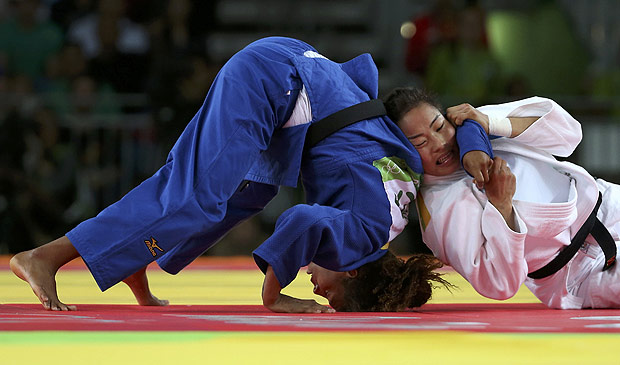 A brasileira Rafaela Silva compete com a mongol e nmero 1 do mundo, Sumiya Dorjsuren, na Rio-2016