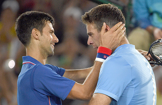 Djokovic cumprimenta Del Potro depois de ser eliminado pelo argentino