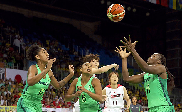 Seleo brasileira feminina de basquete em jogo contra o Japo
