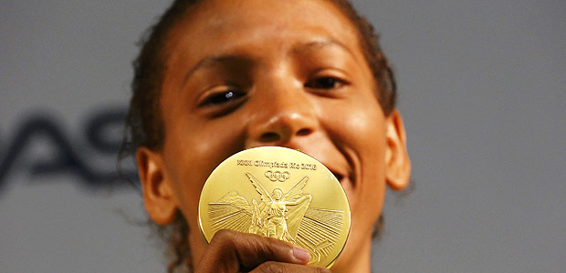 Rafaela Silva com sua medalha de ouro