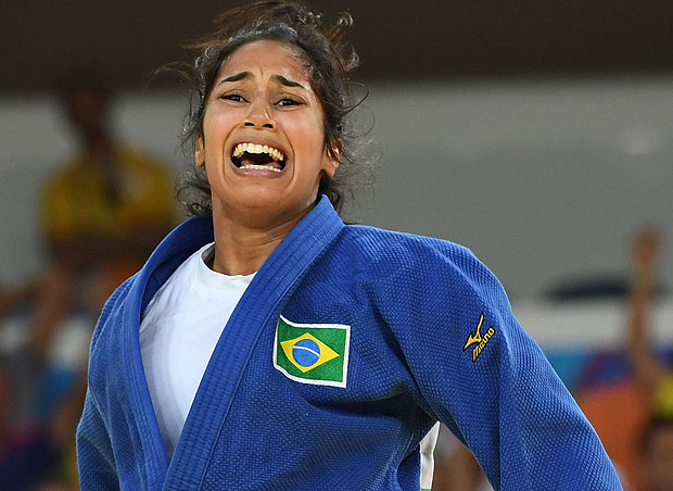 Brazil's Mariana Silva reacts after defeating Israel's Yarden Gerbi during their women's -63kg judo contest quarterfinal match of the Rio 2016 Olympic Games in Rio de Janeiro on August 9, 2016. / AFP PHOTO / Toshifumi KITAMURA
