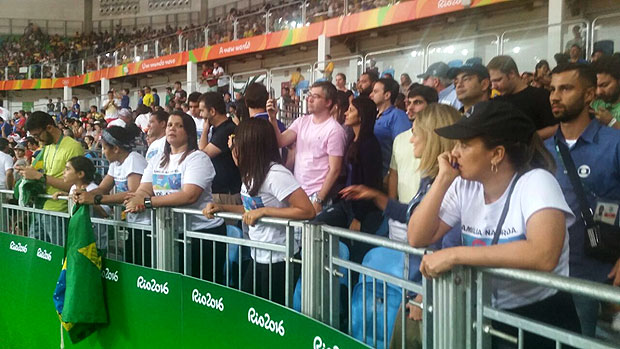 Live: Familia de Mariana Silva na primeira fila da Arena Carioca 2 antes da luta semifinal